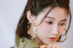 爱游戏体育-赛道与球场，体育双城记中的较量艺术