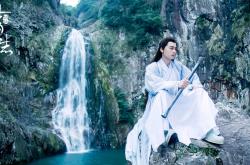 爱游戏官方-亚洲风暴席卷欧洲，三笘薰爆发与韩国争冠战胜出法国的双重震撼