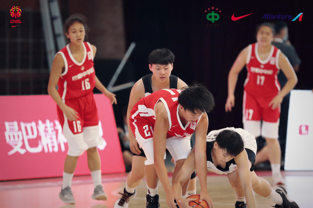 关于精彩瞬间，球场上演惊心动魄一幕的信息