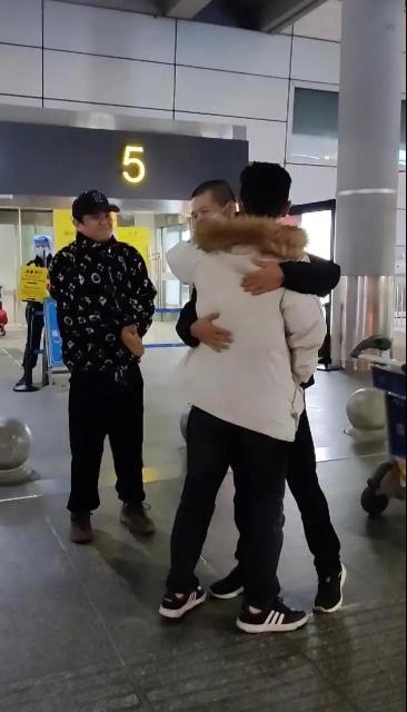 包含篮球运动员赴医院探望患癌老友的词条