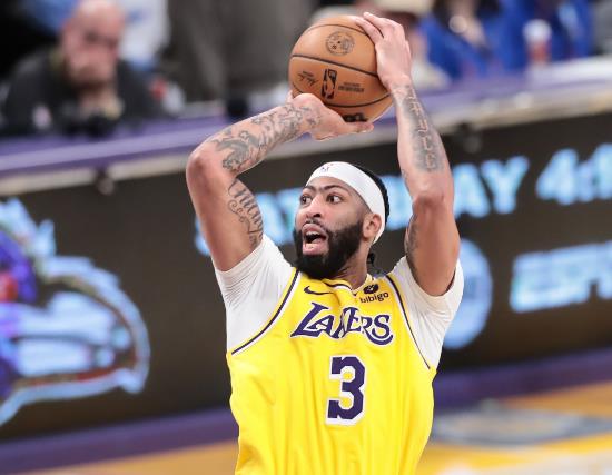 上海队横扫灰熊,浓眉哥高光表现 上海队横扫灰熊,浓眉哥高光表现