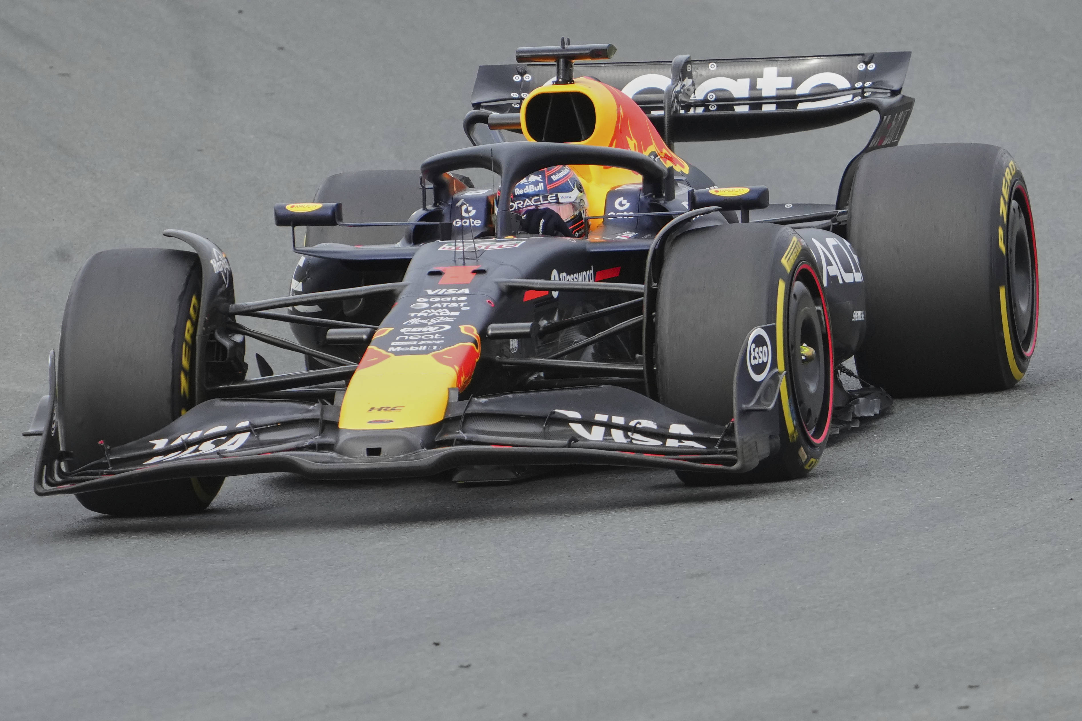 梅赛德斯鏖战红牛车队，皮亚斯特里高光表现