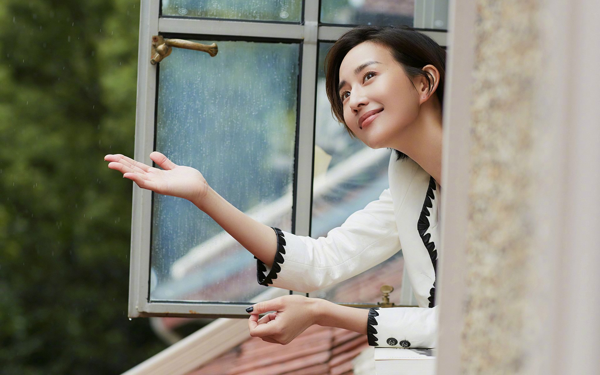 闪耀安联球场！克瓦拉茨赫利亚跨越战火的弧线，拜仁强势晋级彰显足球双面